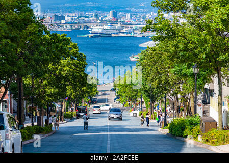 Ansicht des Hachiman-zaka Hang im Sommer sonnigen Tag weiße Wolken und bule Himmel. Eine schräge Street berühmt in Film und Werbung. Beliebte Sehenswürdigkeiten Stockfoto