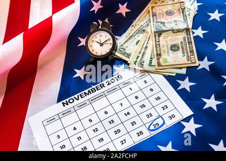 Wecker für November 29, 2019, schwarzer Freitag, Hintergrund mit amerikanischer Flagge und Geld. Stockfoto