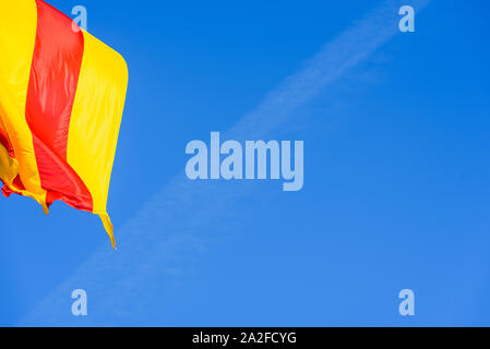 Flagge von Katalonien und Valencia winken mit ihren roten und gelben Streifen in den Wind. Stockfoto