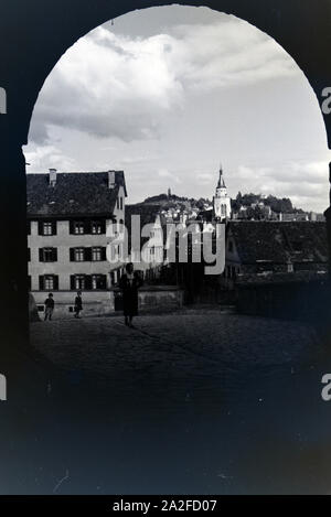 Der Blick auf die Altstadt Tübingens durch das Untere Schlosstor des Hohentübinger strapaziert, Tübingen, Deutschland 1930er Jahre. Der Blick auf die Altstadt von Tübingen in der unteren Burg Tor der Hohentübinger schloss, Tübingen 1930. Stockfoto
