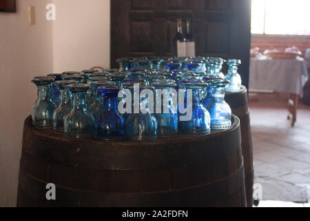 Blue american Cups Cups aus geblasenem Glas in Mexiko Stadt Stockfoto