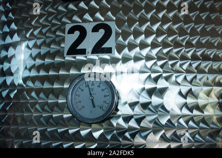 Thermometer die Temperatur in der Fermentation tank für Wein zu steuern Stockfoto