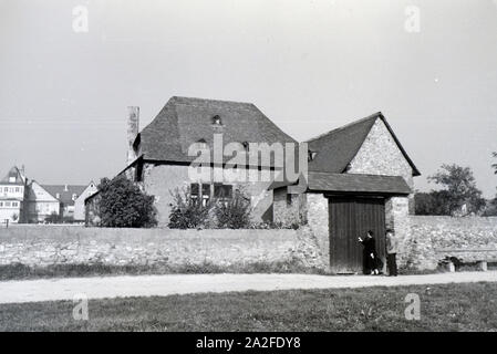 Besucher vor den Toren des Grauen Hauses in Winkel am Rhein, Deutschland 1930er Jahre. Besucher vor der den Toren der grauen Haus in Winkel am Rhein, Deutschland 1930. Stockfoto