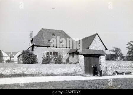 Besucher vor den Toren des Grauen Hauses in Winkel am Rhein, Deutschland 1930er Jahre. Besucher vor der den Toren der grauen Haus in Winkel am Rhein, Deutschland 1930. Stockfoto