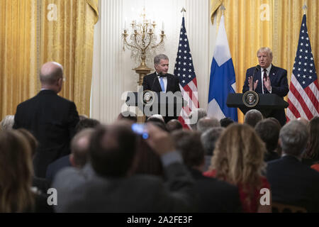 Washington DC, USA. 02 Okt, 2019. Präsident DONALD TRUMP und Beenden Präsident SAULI NIINISTÃ-halten Sie eine Pressekonferenz im Weißen Haus, Oktober 2, 2019. Trump Antworten eine Frage von Reuters Korrespondent Jeff Mason, der Trumpf gebeten zu erklären, was genau er gebeten hatte der Ukrainische Präsident Zelensky am 25. Juli zu tun. Trump abgelehnt, eine direkte Antwort zu geben. NiinistÃ¶ warnte Trump, "Mr. Präsident, Sie haben hier eine große Demokratie. Halten sie es vor sich geht. Credit: ZUMA Press, Inc./Alamy leben Nachrichten Stockfoto