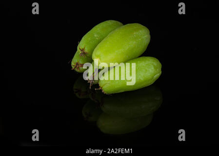 Bilimbi Früchte (averhoa belimbi) auf schwarzem Hintergrund mit kleinen Reflexion isoliert Stockfoto