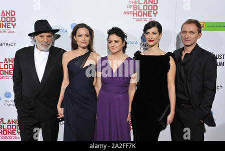 LOS ANGELES, Ca. Dezember 08, 2011: LtoR: Rade Serbedzija, Angelina Jolie, Vanesa Glodjo, Zana Marjanovic & Goran Kostic am Los Angeles Premiere ihres neuen Films "Im Land der Blut und Honig" am ArcLight Theater, Hollywood. © 2011 Paul Smith/Featureflash Stockfoto