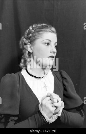 Deutsche Fictitious character Gisela Uhlen Sterben in ihrer Rolle als Luise in Schillers "Kabale und Liebe", mit dem Ende 1938 das Schiller-theaters nach dem Umbau durch Paul Baumgarten wieder eröffnet wurde, Deutschland 1930er Jahre. Die deutsche Schauspielerin Gisela Uhlen in ihrer Rolle als Luise in Schillers "Kabale und Liebe" (Kabale und Liebe), dass die Schiller-theaters bis Ende 1938 wieder eröffnet, nachdem es von Paul Baumgarten, Deutschland der 1930er Jahre umgebaut wurde. Stockfoto