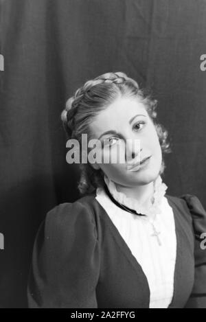 Deutsche Fictitious character Gisela Uhlen Sterben in ihrer Rolle als Luise in Schillers "Kabale und Liebe", mit dem Ende 1938 das Schiller-theaters nach dem Umbau durch Paul Baumgarten wieder eröffnet wurde, Deutschland 1930er Jahre. Die deutsche Schauspielerin Gisela Uhlen in ihrer Rolle als Luise in Schillers "Kabale und Liebe" (Kabale und Liebe), dass die Schiller-theaters bis Ende 1938 wieder eröffnet, nachdem es von Paul Baumgarten, Deutschland der 1930er Jahre umgebaut wurde. Stockfoto