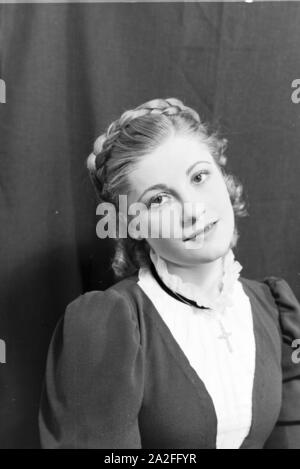 Deutsche Fictitious character Gisela Uhlen Sterben in ihrer Rolle als Luise in Schillers "Kabale und Liebe", mit dem Ende 1938 das Schiller-theaters nach dem Umbau durch Paul Baumgarten wieder eröffnet wurde, Deutschland 1930er Jahre. Die deutsche Schauspielerin Gisela Uhlen in ihrer Rolle als Luise in Schillers "Kabale und Liebe" (Kabale und Liebe), dass die Schiller-theaters bis Ende 1938 wieder eröffnet, nachdem es von Paul Baumgarten, Deutschland der 1930er Jahre umgebaut wurde. Stockfoto