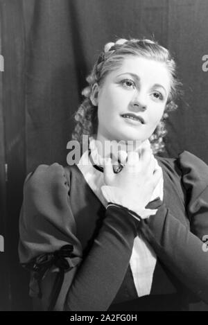Deutsche Fictitious character Gisela Uhlen Sterben in ihrer Rolle als Luise in Schillers "Kabale und Liebe", mit dem Ende 1938 das Schiller-theaters nach dem Umbau durch Paul Baumgarten wieder eröffnet wurde, Deutschland 1930er Jahre. Die deutsche Schauspielerin Gisela Uhlen in ihrer Rolle als Luise in Schillers "Kabale und Liebe" (Kabale und Liebe), dass die Schiller-theaters bis Ende 1938 wieder eröffnet, nachdem es von Paul Baumgarten, Deutschland der 1930er Jahre umgebaut wurde. Stockfoto
