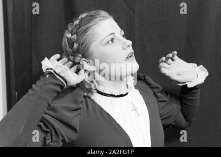 Deutsche Fictitious character Gisela Uhlen Sterben in ihrer Rolle als Luise in Schillers "Kabale und Liebe", mit dem Ende 1938 das Schiller-theaters nach dem Umbau durch Paul Baumgarten wieder eröffnet wurde, Deutschland 1930er Jahre. Die deutsche Schauspielerin Gisela Uhlen in ihrer Rolle als Luise in Schillers "Kabale und Liebe" (Kabale und Liebe), dass die Schiller-theaters bis Ende 1938 wieder eröffnet, nachdem es von Paul Baumgarten, Deutschland der 1930er Jahre umgebaut wurde. Stockfoto