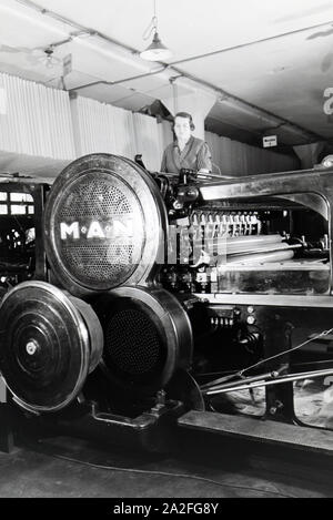 Eine Arbeiterin Rotationsdruckmaschine kontrolliert Sterben in den Werken des Maschinenbaukonzerns MAN (Maschinenfabrik Augsburg-Nürnberg), Deutschland 1930er Jahre. Ein Arbeitnehmer, der die Steuerung der Rotationsdruckmaschine, die in den Anlagen der mechanischen Engineering Company MAN (Maschinenfabrik Augsburg-Nürnberg), Deutschland 1930. Stockfoto