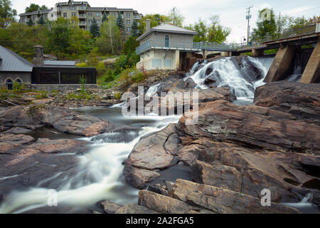 Die mächtigen und kraftvollen Bracebridge fällt und Damm in Ontario, Kanada, im Herbst. Stockfoto