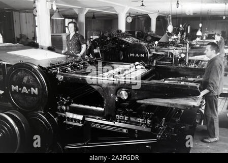 Rotationsdruckmaschinen in den Werken des Maschinenbaukonzerns MAN (Maschinenfabrik Augsburg-Nürnberg), Deutschland 1930er Jahre. Rotationsdruckmaschinen in den Anlagen der mechanischen Engineering Company MAN (Maschinenfabrik Augsburg-Nürnberg), Deutschland 1930. Stockfoto