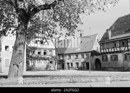 Eine Straße mit Fachwerkhäusern in Bruchsal, Deutschland 1930er Jahre. Eine Straße mit Fachwerkhaus Gebäude in Bruchsal, Deutschland 1930. Stockfoto