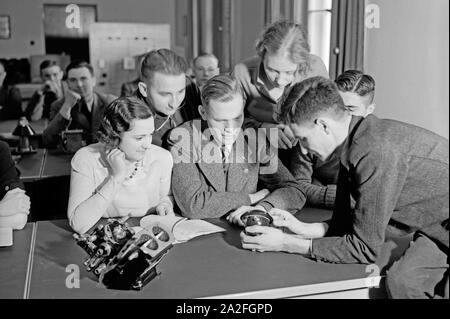 Theoretischer Unterricht für angehende Pilotinnen und Piloten, Deutschland 1930er Jahre. Masdars theroretical Lektion für weibliche und männliche Piloten, Deutschland 1930. Stockfoto