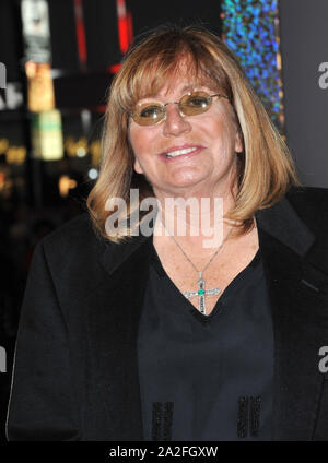 LOS ANGELES, Ca. Dezember 05, 2011: Penny Marshall bei der Weltpremiere von "New Year's Eve' am Grauman's Chinese Theater, Hollywood. © 2011 Paul Smith/Featureflash Stockfoto