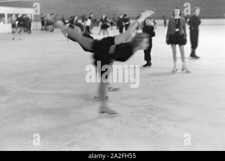 Eine Gruppe der Hitlerjugend beim Training in einem Dortmunder Eisstadion unter der Leitung vom österreichischen Eiskunstläufer und Olympiasieger Karl Schäfer, Deutschland 1930er Jahre. Eine Gruppe von Hitler Jugend Mitglieder während einer Ausbildung, trainiert durch die Österreichische figureskater und Olympiasieger Karl Schäfer in einem Eisstadion in Dortmund, Deutschland 1930. Stockfoto