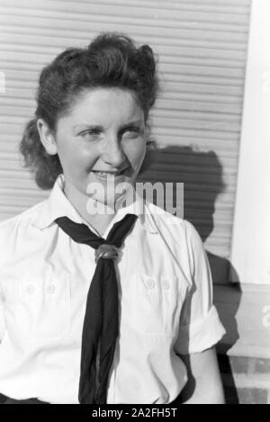 Porträt des BDM-Mädchens in Uniform mit der weißen Bluse, und schwarzem Halstuch Lederknoten, Deutschland 1930er Jahre. Porträt einer uniformierten BDM-Mädchen mit der weißen Bluse, schwarz Halstuch und Leder Folie, Deutschland 1930. Stockfoto
