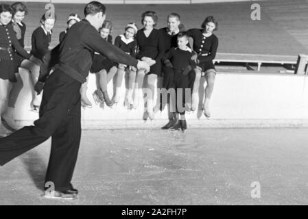 Der österreichische Eiskunstläufer und Olympiasieger Karl Schäfer beim Training einer Gruppe der Hitlerjugend in einem Dortmunder Eisstadion, Deutschland 1930er Jahre. Die Österreichische figureskater und Olympiasieger Karl Schäfer bei einer Schulung einer Gruppe von Hitler Jugend Mitglieder in einem Eisstadion in Dortmund, Deutschland 1930. Stockfoto