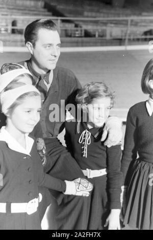 Der österreichische Eiskunstläufer und Olympiasieger Karl Schäfer 5/6 eines Hitlerjugend Eislauflehrgang in Dortmund, Deutschland 1930er Jahre. Porträt der Österreichischen figureskater und Olympiasieger Karl Schäfer während einer Eisbahn Ausbildung der Hitler Jugend in Dortmund, Deutschland 1930. Stockfoto