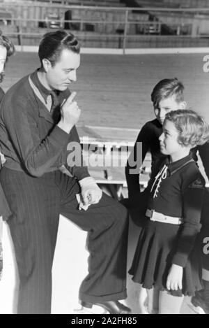 Der österreichische Eiskunstläufer und Olympiasieger Karl Schäfer 5/6 eines Hitlerjugend Eislauflehrgang in Dortmund, Deutschland 1930er Jahre. Porträt der Österreichischen figureskater und Olympiasieger Karl Schäfer während einer Eisbahn Ausbildung der Hitler Jugend in Dortmund, Deutschland 1930. Stockfoto