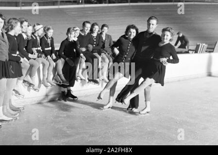 Eine Gruppe der Hitlerjugend beim Training in einem Dortmunder Eisstadion unter der Leitung vom österreichischen Eiskunstläufer und Olympiasieger Karl Schäfer, Deutschland 1930er Jahre. Eine Gruppe von Hitler Jugend Mitglieder während einer Ausbildung, trainiert durch die Österreichische figureskater und Olympiasieger Karl Schäfer in einem Eisstadion in Dortmund, Deutschland 1930. Stockfoto