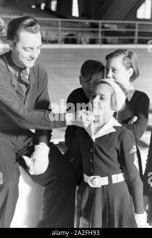 Der österreichische Eiskunstläufer und Olympiasieger Karl Schäfer 5/6 eines Hitlerjugend Eislauflehrgang in Dortmund, Deutschland 1930er Jahre. Porträt der Österreichischen figureskater und Olympiasieger Karl Schäfer während einer Eisbahn Ausbildung der Hitler Jugend in Dortmund, Deutschland 1930. Stockfoto