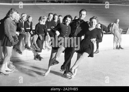 Eine Gruppe der Hitlerjugend beim Training in einem Dortmunder Eisstadion unter der Leitung vom österreichischen Eiskunstläufer und Olympiasieger Karl Schäfer, Deutschland 1930er Jahre. Eine Gruppe von Hitler Jugend Mitglieder während einer Ausbildung, trainiert durch die Österreichische figureskater und Olympiasieger Karl Schäfer in einem Eisstadion in Dortmund, Deutschland 1930. Stockfoto