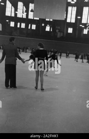 Der österreichische Eiskunstläufer und Olympiasieger Karl Schäfer 5/6 eines Hitlerjugend Eislauflehrgang in Dortmund, Deutschland 1930er Jahre. Porträt der Österreichischen figureskater und Olympiasieger Karl Schäfer während einer Eisbahn Ausbildung der Hitler Jugend in Dortmund, Deutschland 1930. Stockfoto