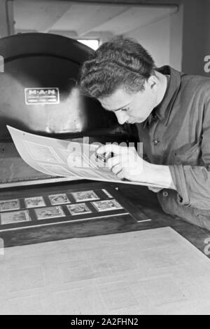 Produktionskontrolle in Höhle Mann Büromaschinenhersteller, 1930er Jahre Deutsches Reich. Kontrolle der Produktion in die MAN-Werke Deutschland der 1930er Jahre. Stockfoto