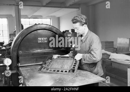 Druckmaschinen in Höhle Mann Büromaschinenhersteller, 1930er Jahre Deutsches Reich. Druckmaschinen, in die MAN-Werke, Deutschland der 1930er Jahre. Stockfoto