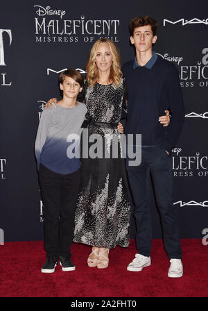 HOLLYWOOD, CA - 30. SEPTEMBER: (L - r) Löwe Kipling Boyer, Kim Raver, Lukas West Boyer die Weltpremiere von Disney's "malefiz: Herrin des Bösen' bei El Capitan Theatre am 30. September 2019 in Los Angeles, Kalifornien teilnehmen. Stockfoto