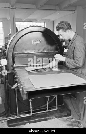 Produktionskontrolle in Höhle Mann Büromaschinenhersteller, 1930er Jahre Deutsches Reich. Kontrolle der Produktion in die MAN-Werke Deutschland der 1930er Jahre. Stockfoto