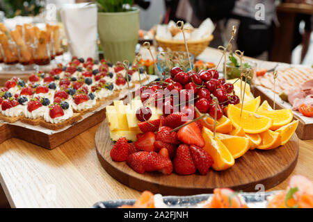 Früchte, Beeren und Dessert auf Catering Restaurant Tabelle Stockfoto