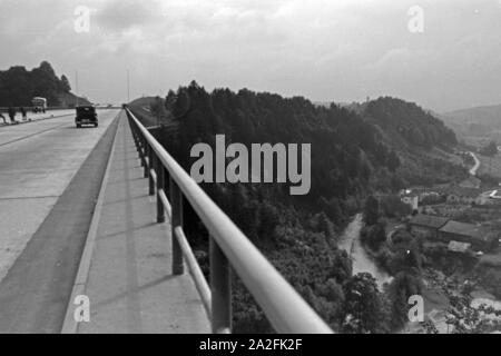 Unterwegs auf der Reichsautobahn München Salzburg, Deutschland 1930er Jahre. Auf Reichsautobahn Autobahn München Salzburg, Deutschland 1930. Stockfoto