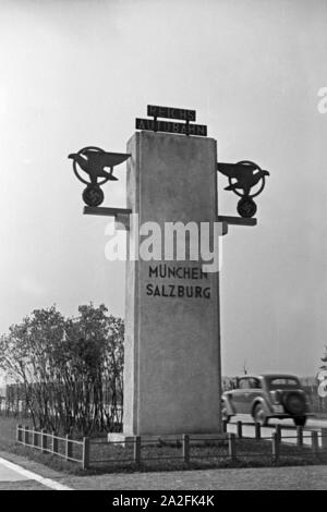 Unterwegs auf der Reichsautobahn München Salzburg, Deutschland 1930er Jahre. Auf Reichsautobahn Autobahn München Salzburg, Deutschland 1930. Stockfoto