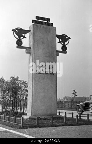 Unterwegs auf der Reichsautobahn München Salzburg, Deutschland 1930er Jahre. Auf Reichsautobahn Autobahn München Salzburg, Deutschland 1930. Stockfoto