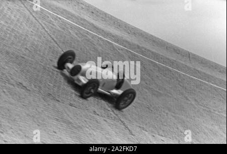 Mercedes Benz Silberpfeil auf der Strecke Avus in Berlin, Deutschland, 1930er Jahre. Mercedes Benz Silberpfeil in Berlin AVUS reace Track, Deutschland 1930. Stockfoto