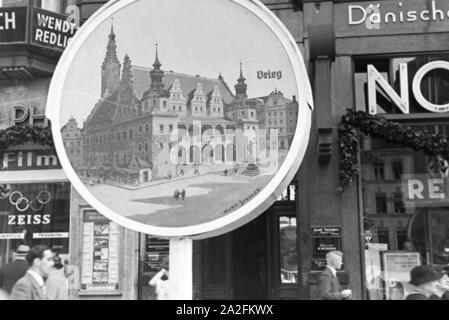 Eine Fotografie des Rathauses der Stadt Brieg als Anzeige in der Höhle Straße von Berlin, Deutschland, 1930er Jahre. Ein Foto von dem Rathaus der Stadt Brieg, erschossen von dem Fotografen Schulze, befindet sich in einer Straße von Berlin angezeigt, Deutschland 1930. Stockfoto