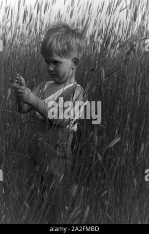 Eine Familie fährt in den Urlaub, Deutsches Reich 30er Jahre. Eine Familie in Urlaub, Deutschland 1930. Stockfoto