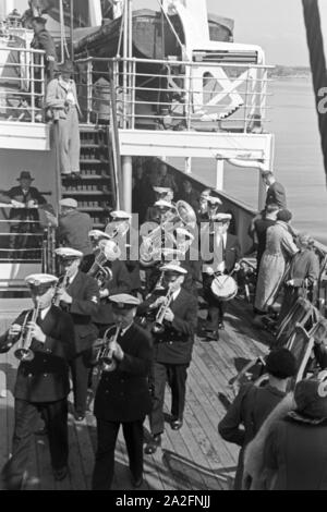 Passagiere auf der KdF-Nordlandfahrt / Pfalz mit dem Schiff "Wilhelm Gustloff", Deutschland 1930er Jahre. Passagier der Kreuzfahrt nach Norwegen mit dem KdF-Schiff "Wilhelm Gustloff", Deutschland 1930. Stockfoto