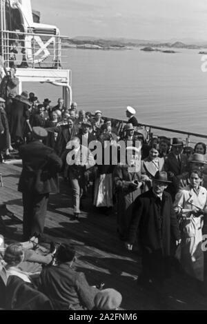 Passagiere auf der KdF-Nordlandfahrt / Pfalz mit dem Schiff "Wilhelm Gustloff", Deutschland 1930er Jahre. Passagier der Kreuzfahrt nach Norwegen mit dem KdF-Schiff "Wilhelm Gustloff", Deutschland 1930. Stockfoto