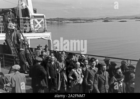 Passagiere auf der KdF-Nordlandfahrt / Pfalz mit dem Schiff "Wilhelm Gustloff", Deutschland 1930er Jahre. Passagier der Kreuzfahrt nach Norwegen mit dem KdF-Schiff "Wilhelm Gustloff", Deutschland 1930. Stockfoto