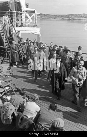 Passagiere auf der KdF-Nordlandfahrt / Pfalz mit dem Schiff "Wilhelm Gustloff", Deutschland 1930er Jahre. Passagier der Kreuzfahrt nach Norwegen mit dem KdF-Schiff "Wilhelm Gustloff", Deutschland 1930. Stockfoto