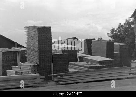 Holzstapel bin Fabrikgebäude der Bühler Spankorbfabrik, sterben sterben sterben Körbe für die Erdbeerernte liefert, Deutschland 1930er Jahre. Holzstapel in der Fabrik gebäude der Korb Fabrik, die Herstellung der Körbe für die Erdbeere Ernte in Bühl, Deutschland 1930. Stockfoto