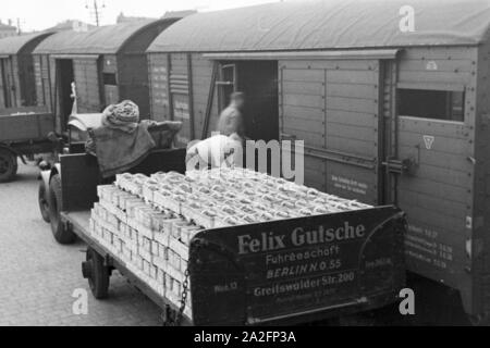 Güterzüge Verladen der Erdbeerernte in der Deutschen Reichsbahn am Bahnhof, Deutschland 1930er Jahre. Laden Züge mit Erdbeere Ernte auf der Station, Deutschland 1930. Stockfoto