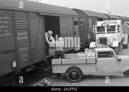 Güterzüge Verladen der Erdbeerernte in der Deutschen Reichsbahn am Bahnhof, Deutschland 1930er Jahre. Laden Züge mit Erdbeere Ernte auf der Station, Deutschland 1930. Stockfoto