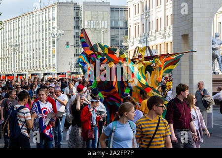 Moskau, Russland, 09.09.2019. Theateraufführung im Zentrum der Stadt. Moskau feiert die Stadt Tag. Die Prozession von einer Gruppe von Künstlern auf Stelzen. Stockfoto